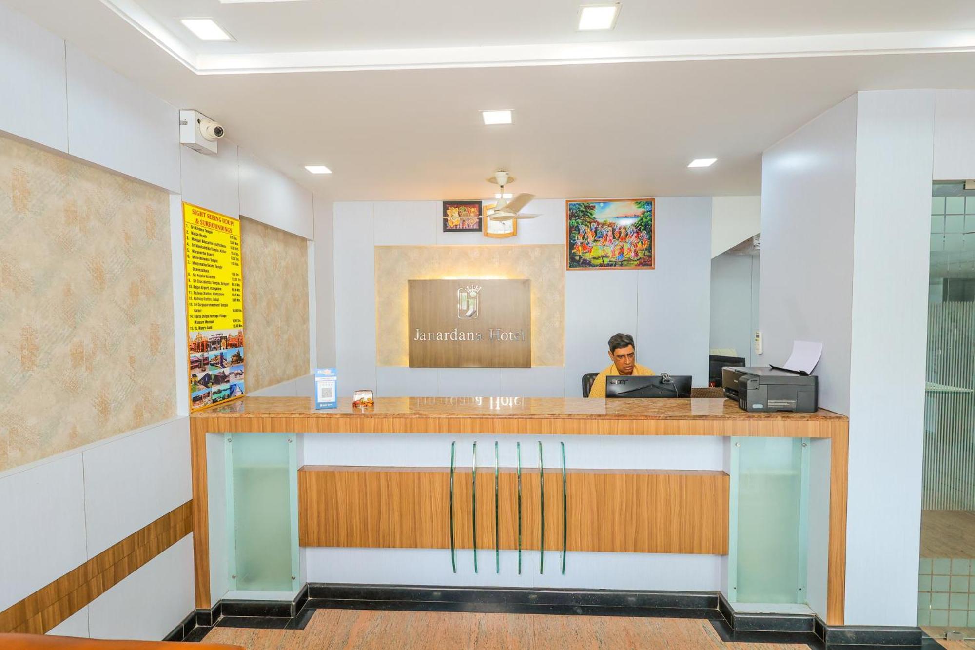 Hotel Janardana Udupi Exterior foto